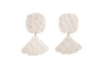 Load image into Gallery viewer, Twist and Shout Earrings