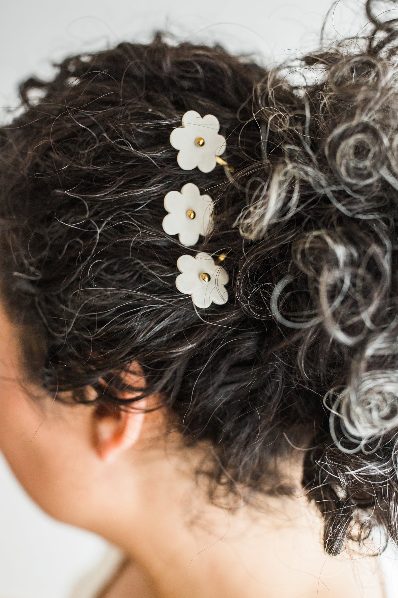 Daisy hair pins, White flower hair accessories. - Shop FomianaFlowers Hair  Accessories - Pinkoi